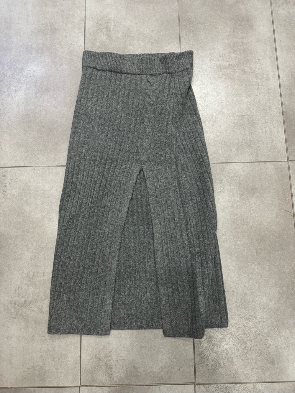 Icône par Simons Grey Ribbed Knit Maxi Skirt with Front Slit - Size Medium